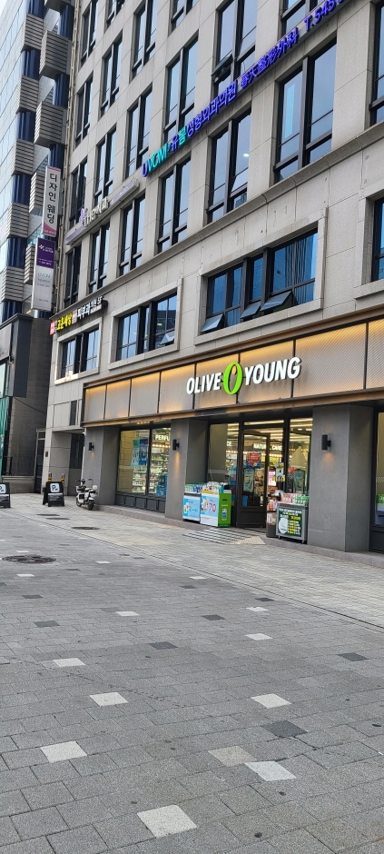 Olive Young - Hakdong Jungang Branch [Tax Refund Shop] (올리브영 학동중앙)