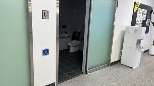 카페27b_카페 뒷문 정면 장애인화장실(자동미닫이) 