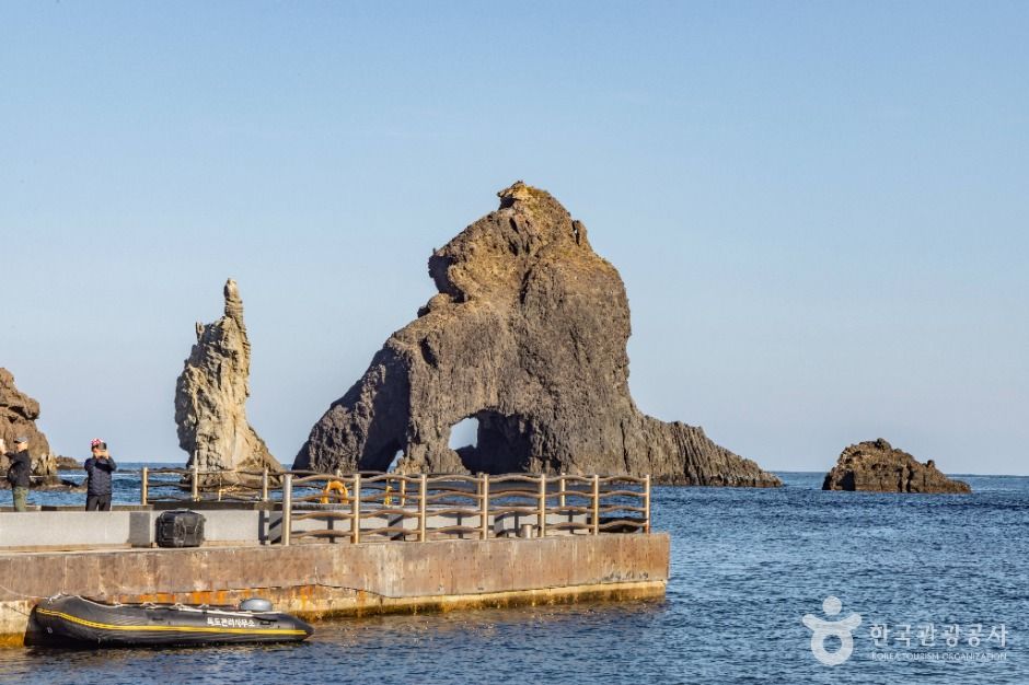 울릉_삼형제굴바위(울릉도, 독도 국가지질공원) (1)