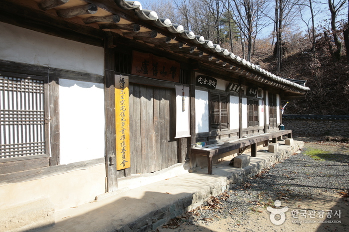Hyangsan House (향산고택)