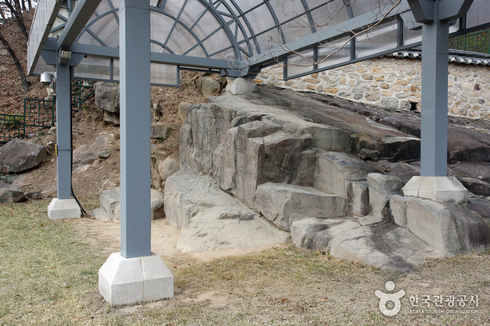 Yangjeondong Rock Art (양전동 암각화)