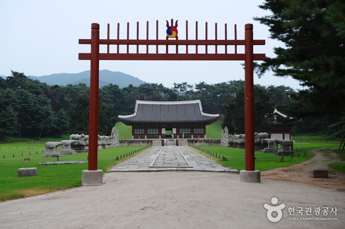 thumbnail-Hongneung and Yureung Royal Tombs [UNESCO World Heritage] (남양주 홍릉(고종과 명성황후)과 유릉(순종과 순명,순정 황후) [유네스코 세계문화유산])-22