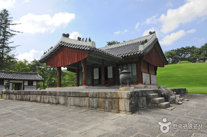 Yeongneung & Nyeongneung Royal Tombs [UNESCO World Heritage] (여주 영릉(英陵)과 영릉(寧陵) [유네스코 세계문화유산])
