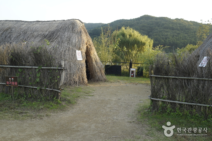 Archaeological Site in Seokjang-ri, Gongju (공주 석장리 유적)