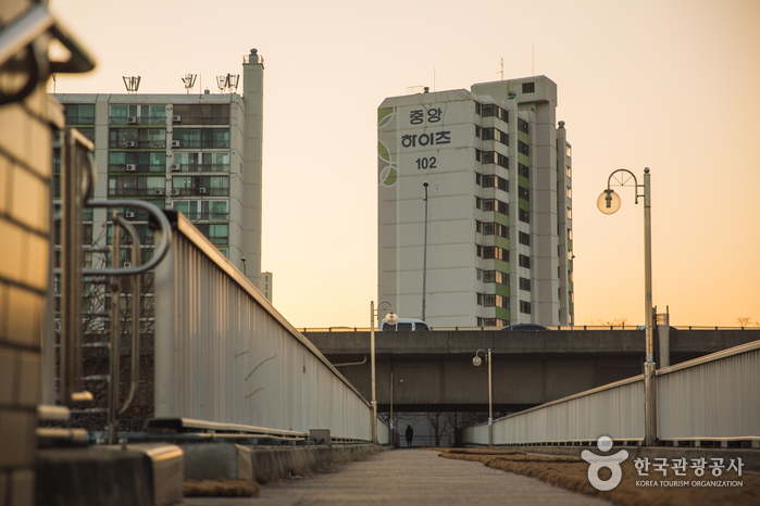 Пешеходный мост на станции Йондап (용답역 육교)