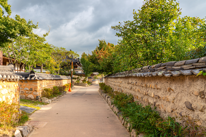 Gyeongju Gyochon Traditional Village, known as the Historic House of Rich Man Choi, is home to an alley that still holds onto old traces of the village.