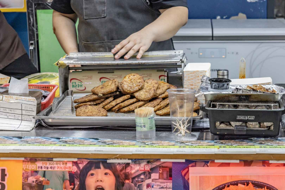 Danyang Gugyeong Traditional Market (open on dates ending in 1 and 6) (단양장 / 단양구경시장 (1, 6일))