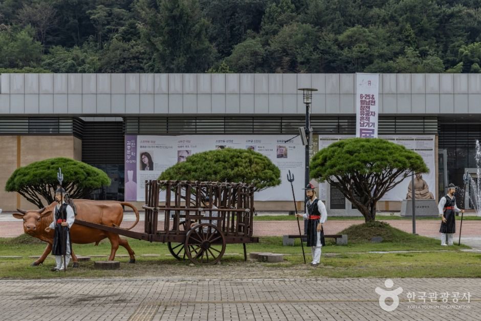남해유배문학관
