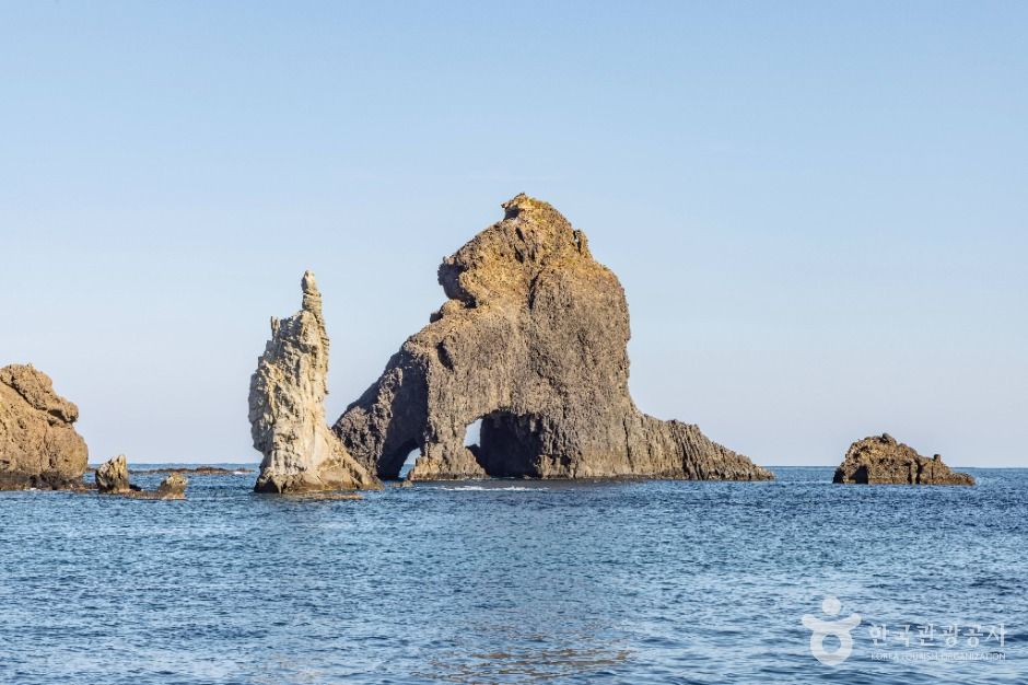 울릉_삼형제굴바위(울릉도, 독도 국가지질공원) (2)
