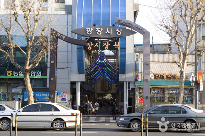 Marché Gwangjang (Boutiques de Hanbok) (광장시장 한복매장)