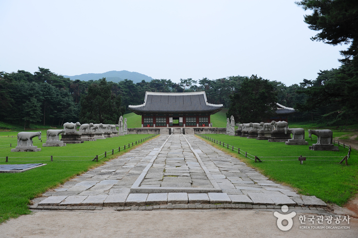 thumbnail-Hongneung and Yureung Royal Tombs [UNESCO World Heritage] (남양주 홍릉(고종과 명성황후)과 유릉(순종과 순명,순정 황후) [유네스코 세계문화유산])-23