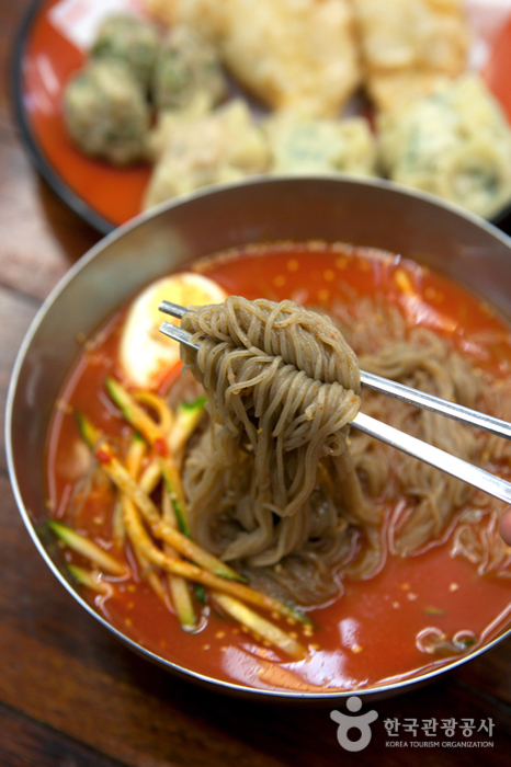 새콤달콤한 맛이 일품인 북촌피냉면