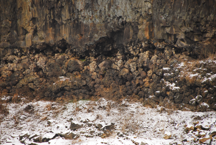 抱川アウラジ枕状溶岩（漢灘江国家地質公園）（포천 아우라지 베개용암 (한탄강 국가지질공원)）