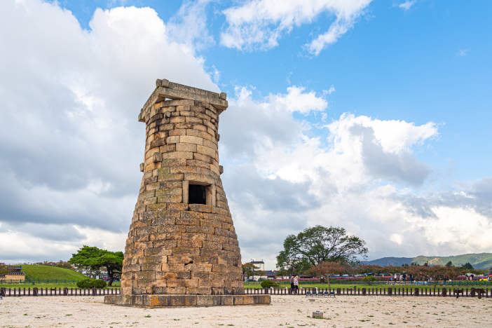 Cheomseongdae Observatory is a symbolic attraction of Gyeongju located between Daereungwon Tomb Complex, Gyerim, and Gyochon Traditional Village.