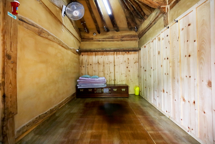 Mirrors traditional Hanoks, from the rafter, earthen wall, to ondol (Korean floor heating system)