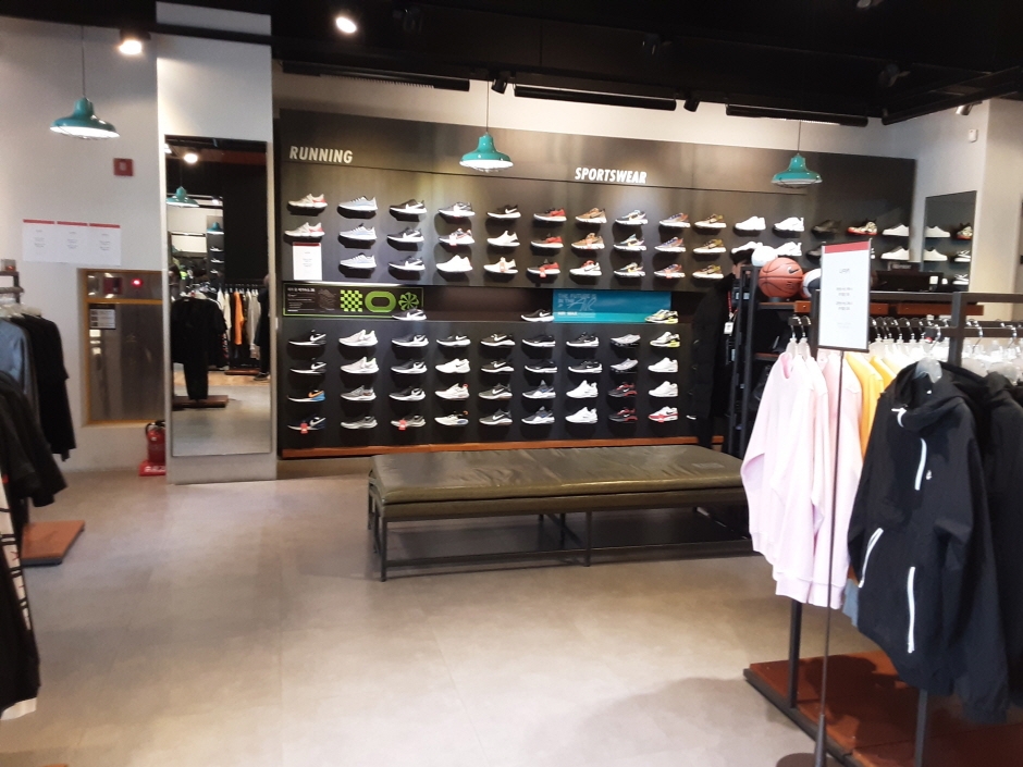 Nike - Lotte Buyeo Branch [Tax Refund Shop] (나이키 롯데부여)