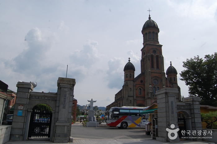 Jeondong Catholic Church (전주전동성당)