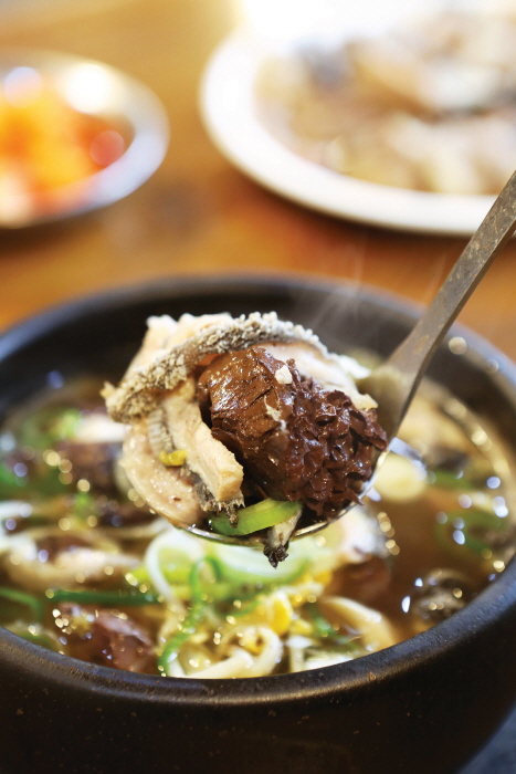 청진옥 해장국. 옅은 갈색이 도는 맑고 구수한 국물이 입맛을 돋운다