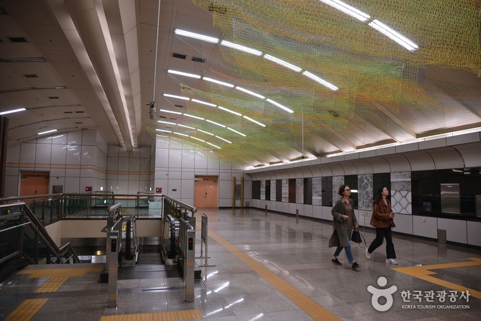 緑莎坪駅 地下芸術庭園（녹사평역 지하예술정원）2