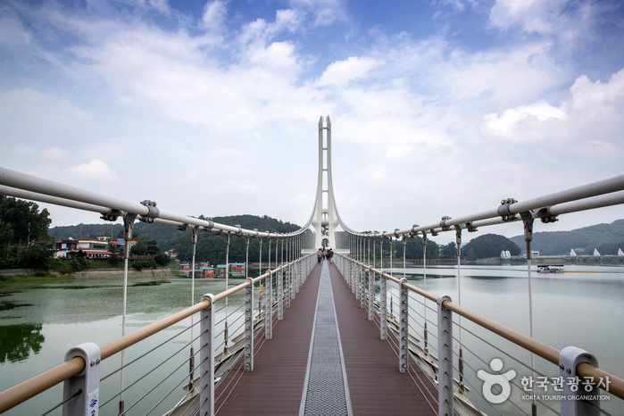 Yedangho Suspension Bridge & Musical Fountain (예당호 출렁다리(음악분수))