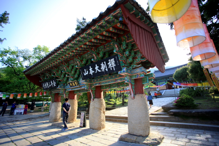 Jogyemun Gate, the first gate of Beomeosa Temple (Treasure)