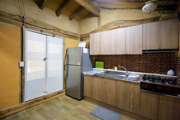 Convenient kitchen for stand-up meals