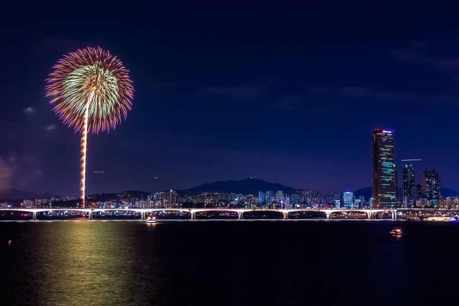 Hanhwa Seoul International Fireworks Festival (한화와 함께하는 서울세계불꽃축제)
