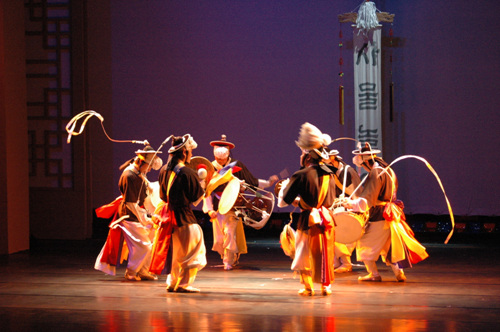 Pan, Kim Duk-soo’s Traditional Yeonhui Performance