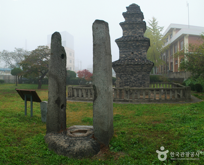 Dangganjiju (Flagpole Supports) in Unheung-dong and Five-Story Brick Pagoda in Dongbu-dong (안동 운흥동 당간지주와 오층전탑)