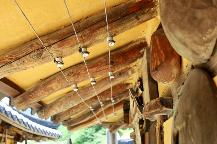 Traditional eaves