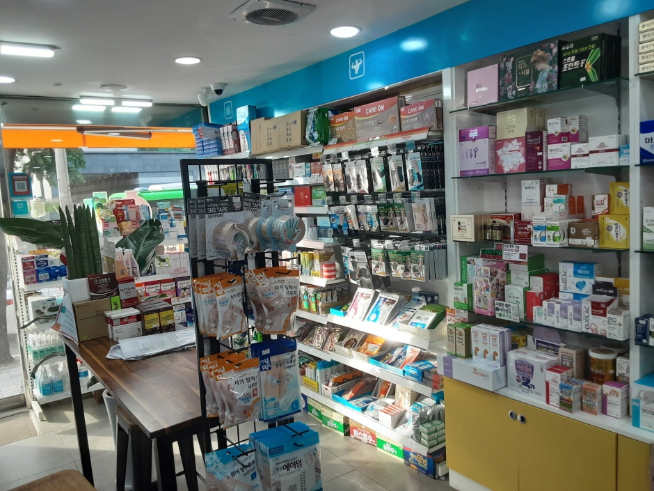 Apgujeong Onnuri Pharmacy* [Tax Refund Shop] (압구정온누리약국*)