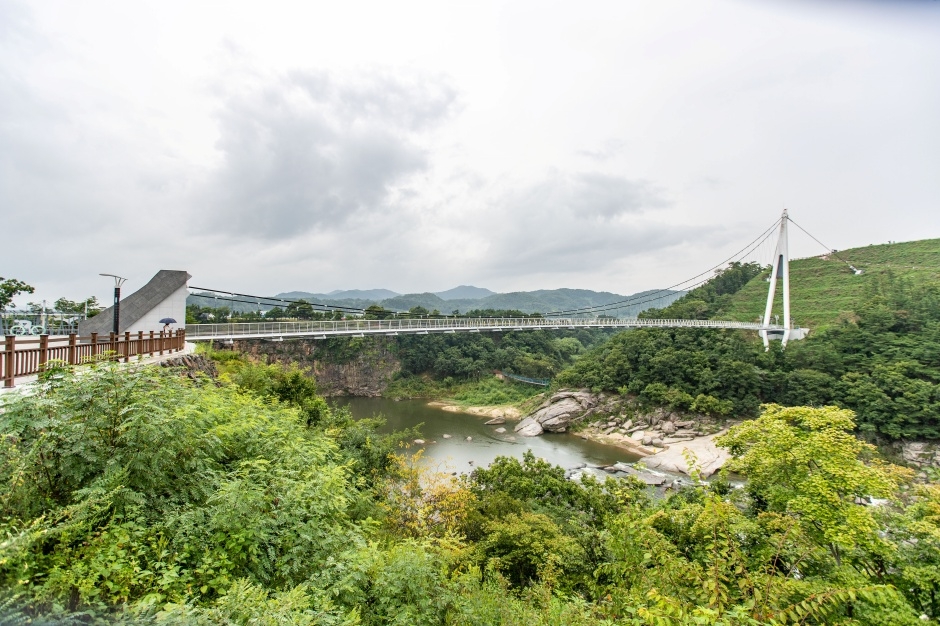 鐵原漢灘江銀河橋(철원 한탄강 은하수교)