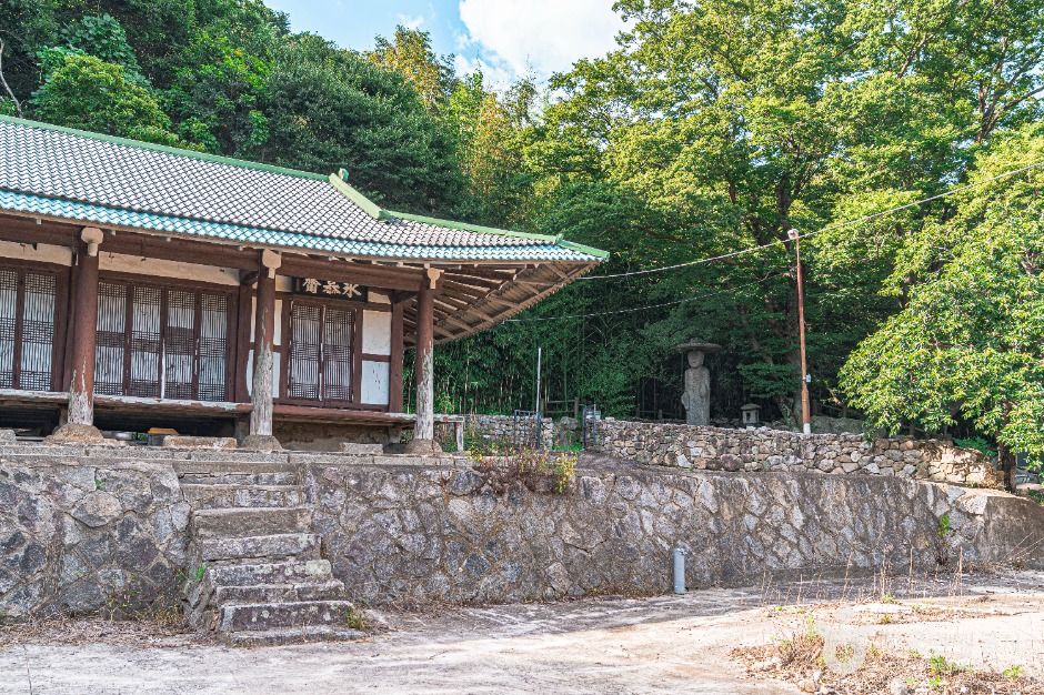 망제동석불입상
