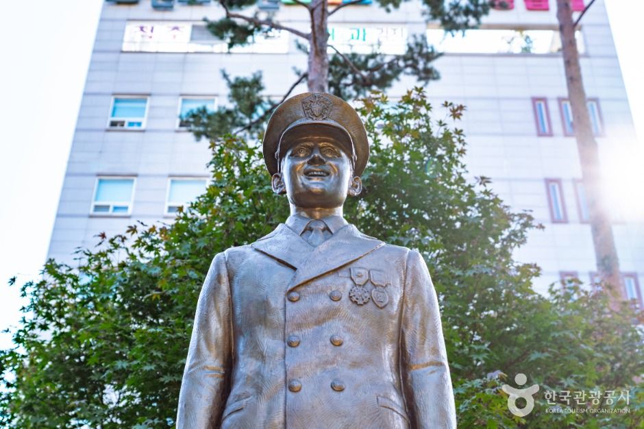 윌리엄해밀턴쇼 동상