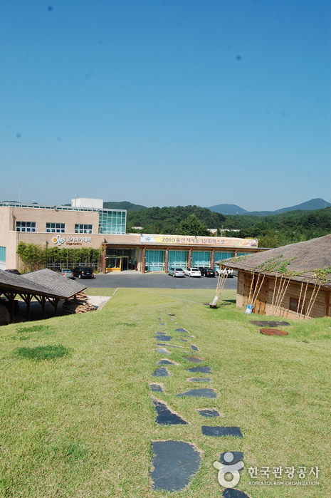 Oegosan Onggi Village (외고산옹기마을) 