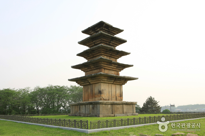 thumbnail-Wanggung Five-story Stone Pagoda (익산 왕궁리 오층석탑)-0