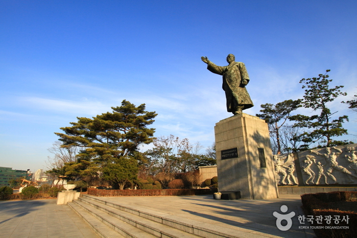 Baekbeom Kim Koo Statue (Baekbeom Plaza) (백범김구선생상(백범 광장))