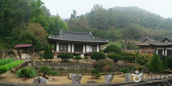 Goseongissi Tapdongpa Jongtaek (Gosoeng Lee Head Family Estate)(법흥동 고성이씨탑동파종택)