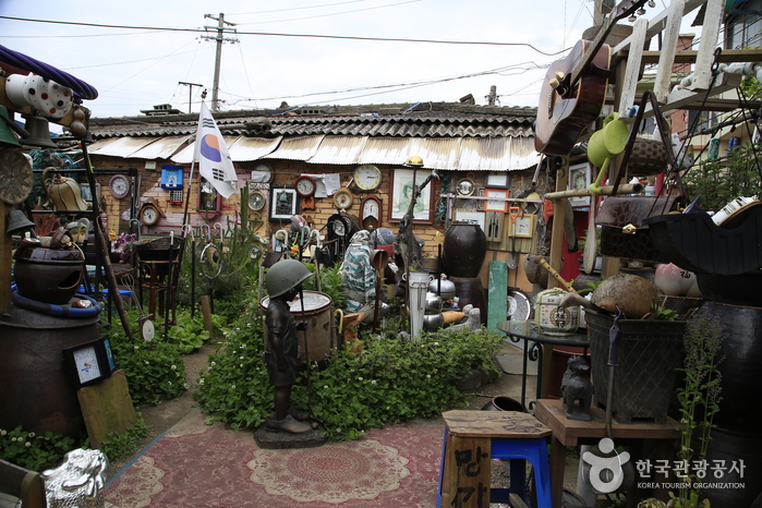 Kunsthandwerkstraße im Pinguindorf Yangnim-dong (양림동 펭귄마을공예거리)