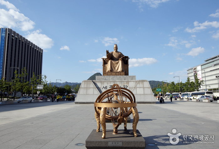Gwanghwamun Square (광화문광장)