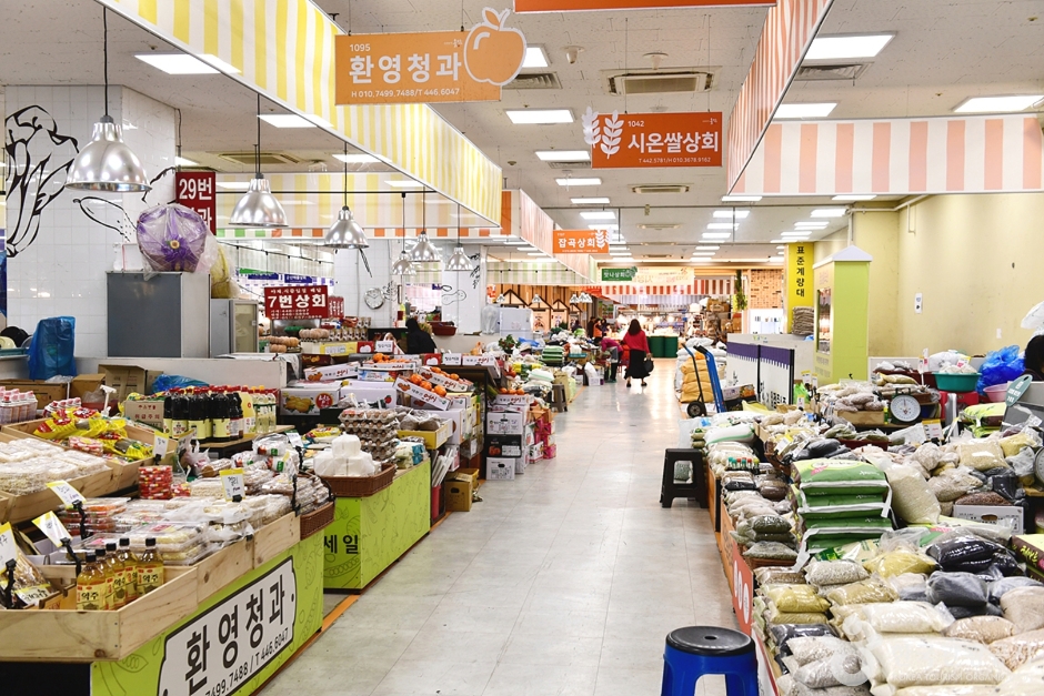 Gunsan Gongseol Market (군산 공설시장)