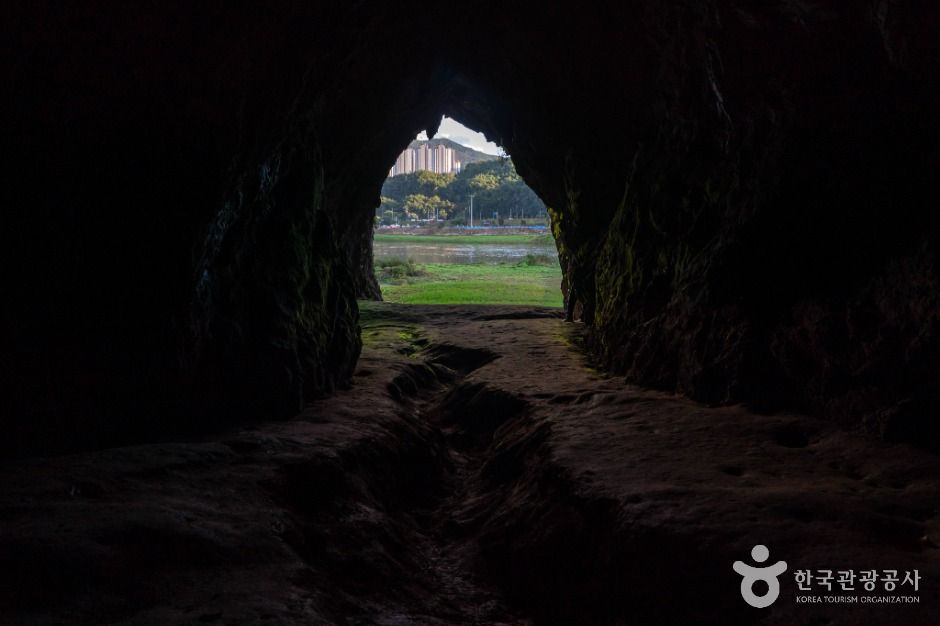 thumbnail-단양 금굴 구석기유적지-3