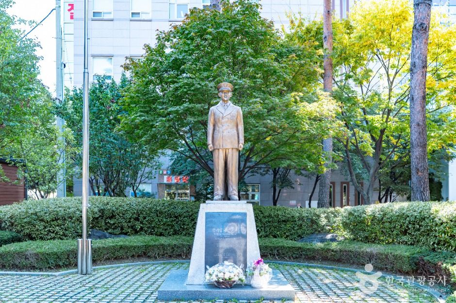 윌리엄해밀턴쇼 동상