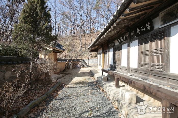 Hyangsan House (향산고택)