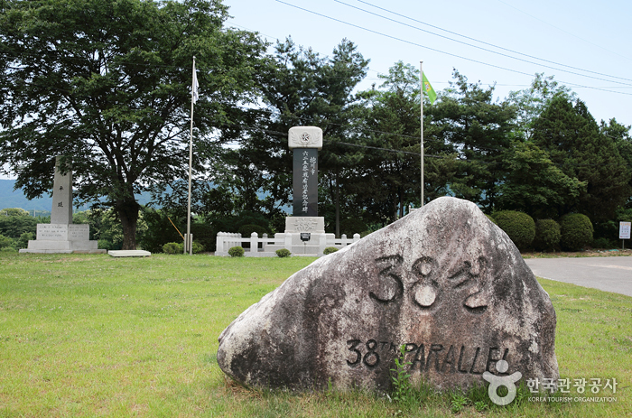 38아트로드샵 왼쪽에 작은 공원에 세워진 38선 기념비