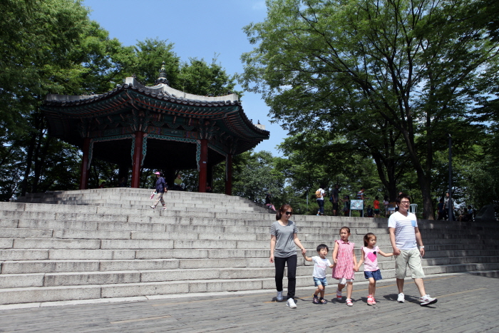 남산 팔각정 광장을 걷는 가족