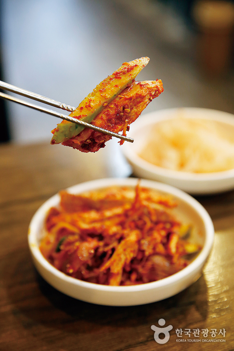 평래옥에서 기본반찬으로 내놓는 닭무침. 맛이 기가 막히다