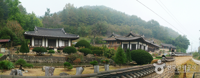 Goseongissi Tapdongpa Jongtaek (Gosoeng Lee Head Family Estate)(법흥동 고성이씨탑동파종택)