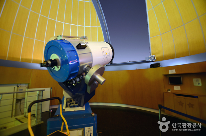 주 관측실의 리치크레티양식(Ritchey-Chreetien) 망원경. 한국천문연구원에서 국내 최초로 국산화했다.