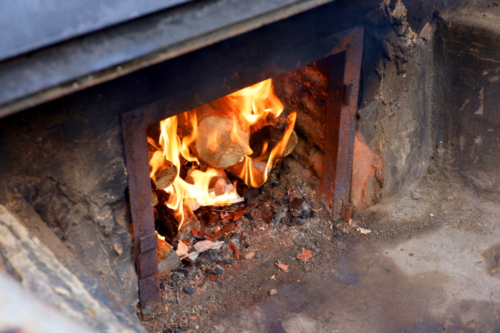 Ondol powered by the firewood-fired furnace